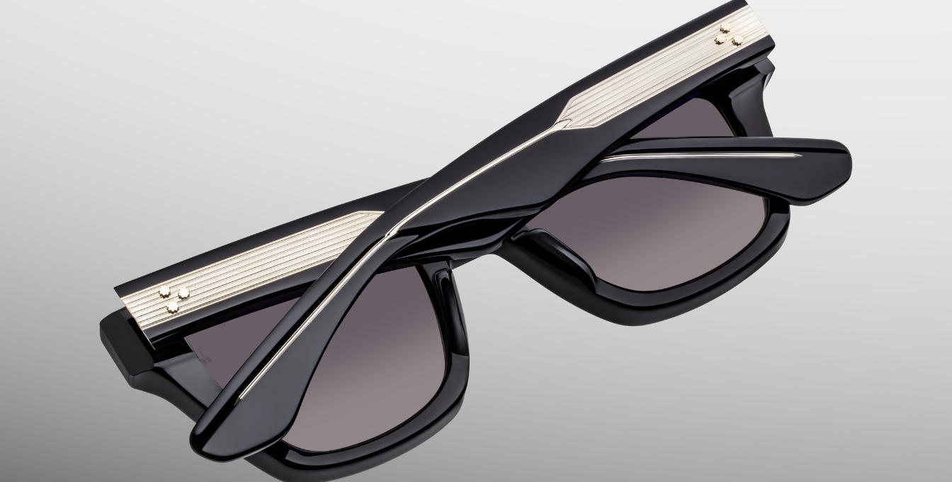 Die TORRANCE in Black aus der STANLEY KUBRICK by JMM Kollektion: ikonische Luxusbrille in limitierter Edition, inspiriert von The Shining. Ausdrucksstark, exklusiv und zeitlos.