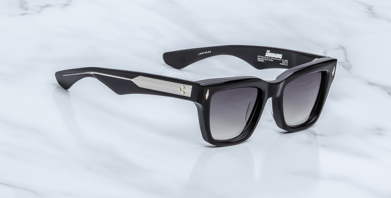 Die TORRANCE in Black aus der STANLEY KUBRICK by JMM Kollektion: ikonische Luxusbrille in limitierter Edition, inspiriert von The Shining. Ausdrucksstark, exklusiv und zeitlos.