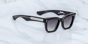 Die TORRANCE in Black aus der STANLEY KUBRICK by JMM Kollektion: ikonische Luxusbrille in limitierter Edition, inspiriert von The Shining. Ausdrucksstark, exklusiv und zeitlos.