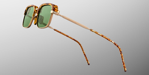 Jacques Marie Mage Comanche Vintage Tort – handgefertigte Sonnenbrille mit haarfein gravierten Bügeln und Vintage Green Gläsern, Seitenansicht