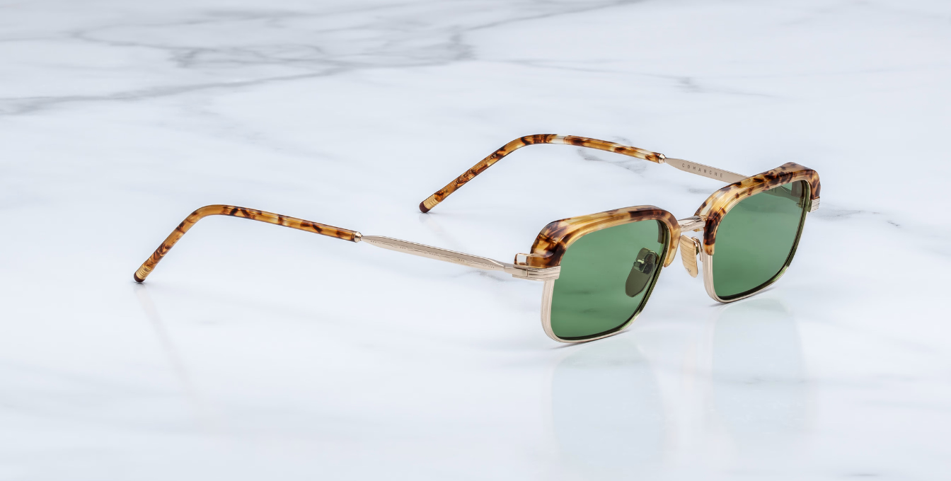 Jacques Marie Mage Comanche Vintage Tort – handgefertigte Sonnenbrille mit haarfein gravierten Bügeln und Vintage Green Gläsern, Seitenansicht