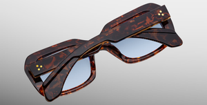 Jacques Marie Mage Aldo Argyle - Luxus-Sonnenbrille handgefertigt in Japan mit braunem Rahmen und blauen Gläsern in Eckig 