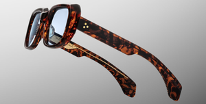 Jacques Marie Mage Aldo Argyle - Luxus-Sonnenbrille handgefertigt in Japan mit braunem Rahmen und blauen Gläsern in Eckig 