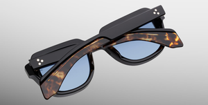 Jacques Marie Mage Taos Noir - Eckige Luxussonnenbrille mit weinroter Rahmen und blauen Gläsern 