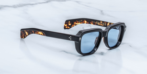 Jacques Marie Mage Taos Noir - Eckige Luxussonnenbrille mit weinroter Rahmen und blauen Gläsern 