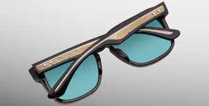 Jacques Marie Mage Wesley Aegen - Luxus-Sonnenbrille handgefertigt in Japan mit eckigen braunem Rahmen und blauen Gläsern