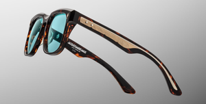 Jacques Marie Mage Wesley Aegen - Luxus-Sonnenbrille handgefertigt in Japan mit eckigen braunem Rahmen und blauen Gläsern