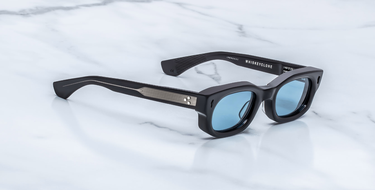 Rechteckige Jacques Marie Mage Whiskeyclone Mystique - Luxussonnenbrille mit schwarzem Rahmen und blauen Gläsern