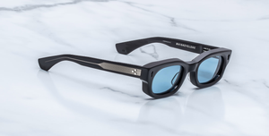 Rechteckige Jacques Marie Mage Whiskeyclone Mystique - Luxussonnenbrille mit schwarzem Rahmen und blauen Gläsern