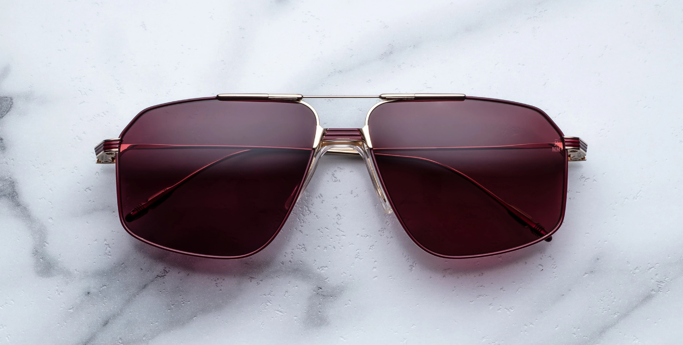 Jacques Marie Mage Jagger Champagne Luxussonnenbrille mit goldenem Rahmen und roten Gläsern