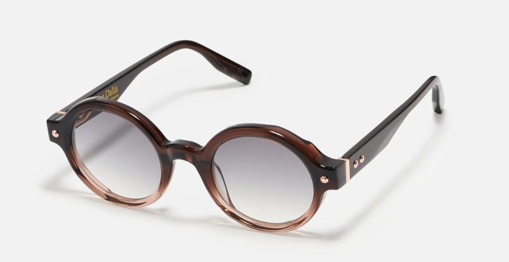 John Dalia P13 | C148 - Luxussonnenbrille mit Roségold braunen Rahmen und grauen Gläsern.