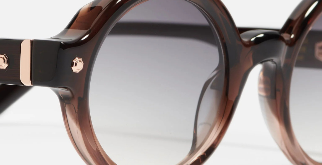 John Dalia P13 | C148 - Luxussonnenbrille mit Roségold braunen Rahmen und grauen Gläsern.