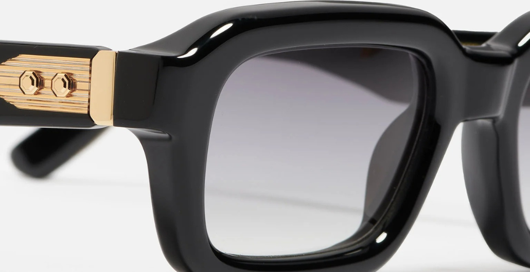 John Dalia P15 | C600 - Luxussonnenbrille mit goldener Rahmen und grauen Gläsern.