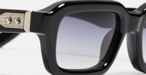 John Dalia P15 | C605 - Luxussonnenbrille mit schwarzem Rahmen und blauen Gläsern.