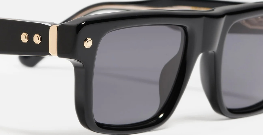 John Dalia P18 | C102 - Luxussonnenbrille mit schwarzem Rahmen und schwarzen Gläsern.