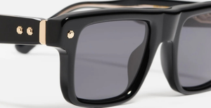 John Dalia P18 | C102 - Luxussonnenbrille mit schwarzem Rahmen und schwarzen Gläsern.