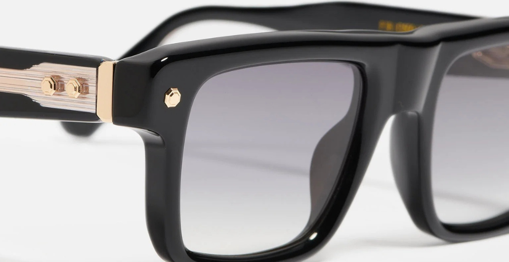 John Dalia P18 | C600 - Luxussonnenbrille mit goldenem Rahmen und grauen Gläsern.