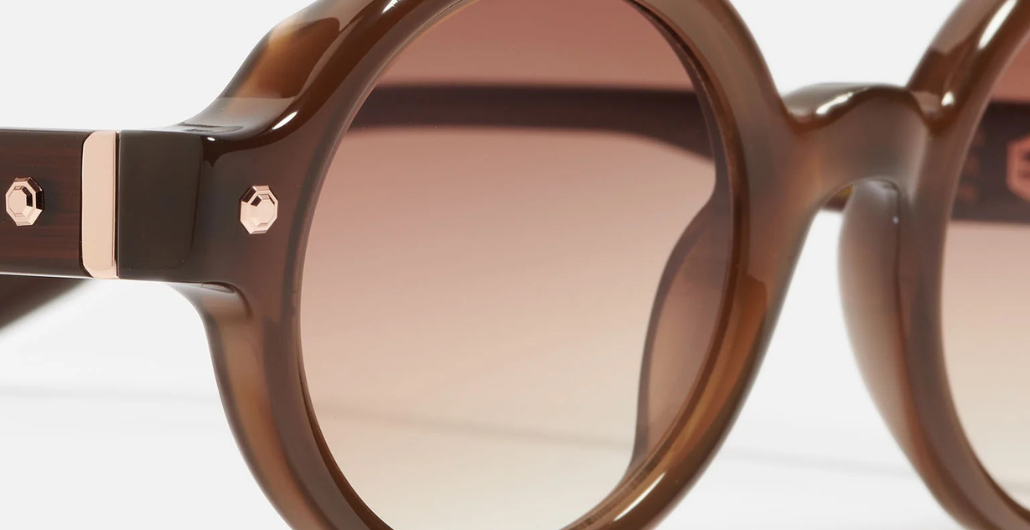 John Dalia P13 | C155 - Luxussonnenbrille mit Roségold braunen Rahmen und grauen Gläsern.
