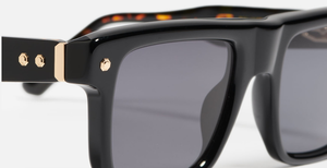 John Dalia P18 | C108 - Luxussonnenbrille mit schwarzem Rahmen und schwarzen Gläsern.