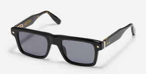 John Dalia P18 | C108 - Luxussonnenbrille mit schwarzem Rahmen und schwarzen Gläsern.