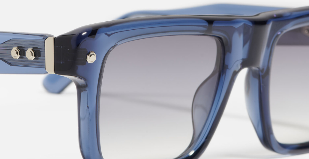 John Dalia P18 | C136 - Luxussonnenbrille mit blauem Rahmen und grauen Gläsern.