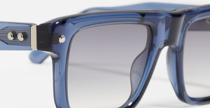 John Dalia P18 | C136 - Luxussonnenbrille mit blauem Rahmen und grauen Gläsern.