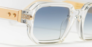 John Dalia P16 | C190 (47) - Luxussonnenbrille mit transparentem Rahmen und blauen Gläsern in Eckig.