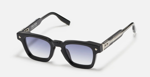 John Dalia P16 | C605 (47) - Luxussonnenbrille mit schwarzen Rahmen und blauen Gläsern.