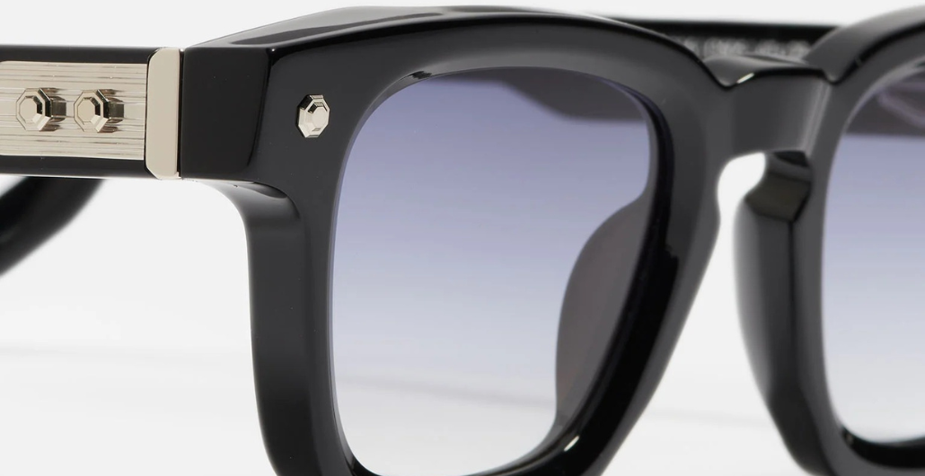 John Dalia P16 | C605 (47) - Luxussonnenbrille mit schwarzen Rahmen und blauen Gläsern.