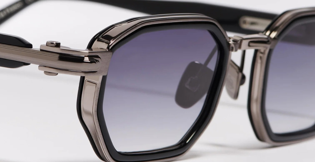 John Dalia Axel | C420 - Luxussonnenbrille mit schwarzem Rahmen und blauen Gläsern.