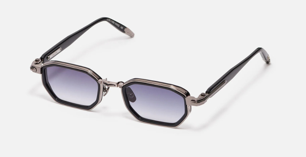 John Dalia Axel | C420 - Luxussonnenbrille mit schwarzem Rahmen und blauen Gläsern.