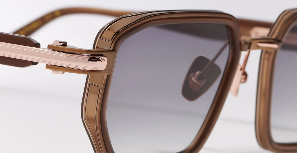 John Dalia Miles | C440 - Luxussonnenbrille mit goldenem Rahmen und grauen Gläsern.