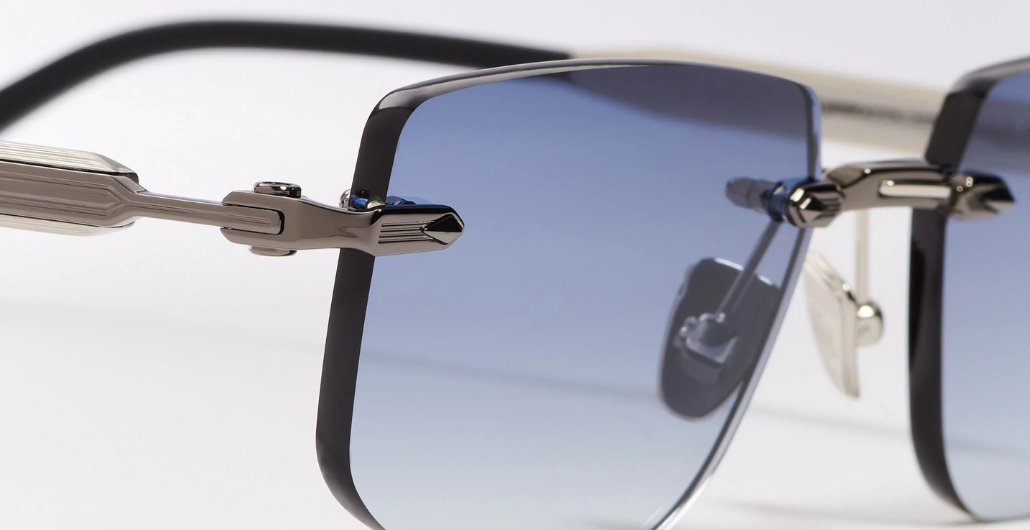 John Dalia R04 | C420 - Luxussonnenbrille mit silbernem Rahmen und blauen Gläsern.