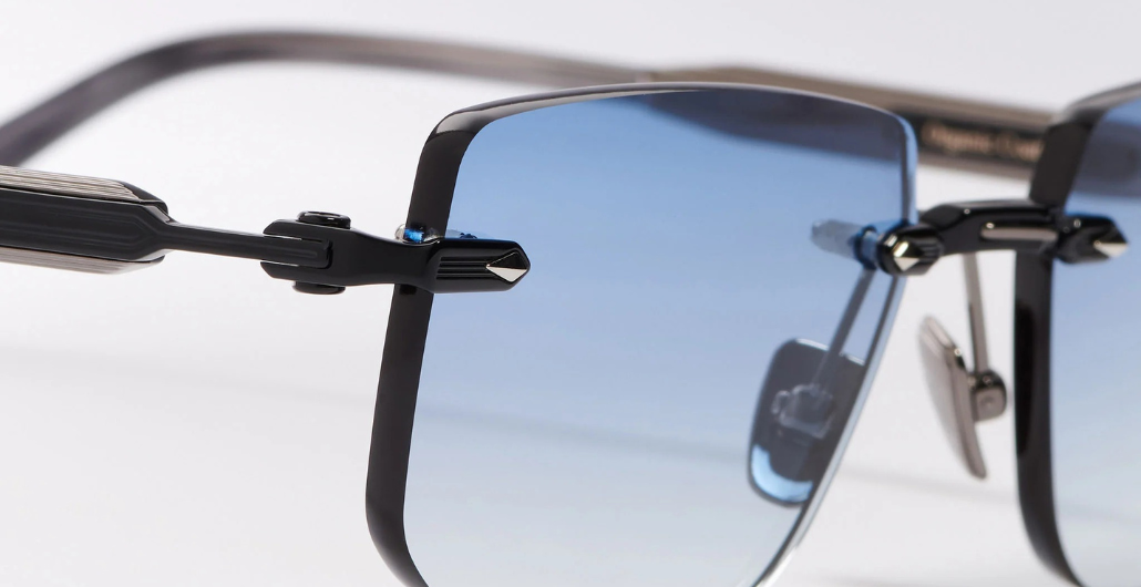 John Dalia R04 | C426 - Luxussonnenbrille mit silbernem Rahmen und blauen Gläsern.