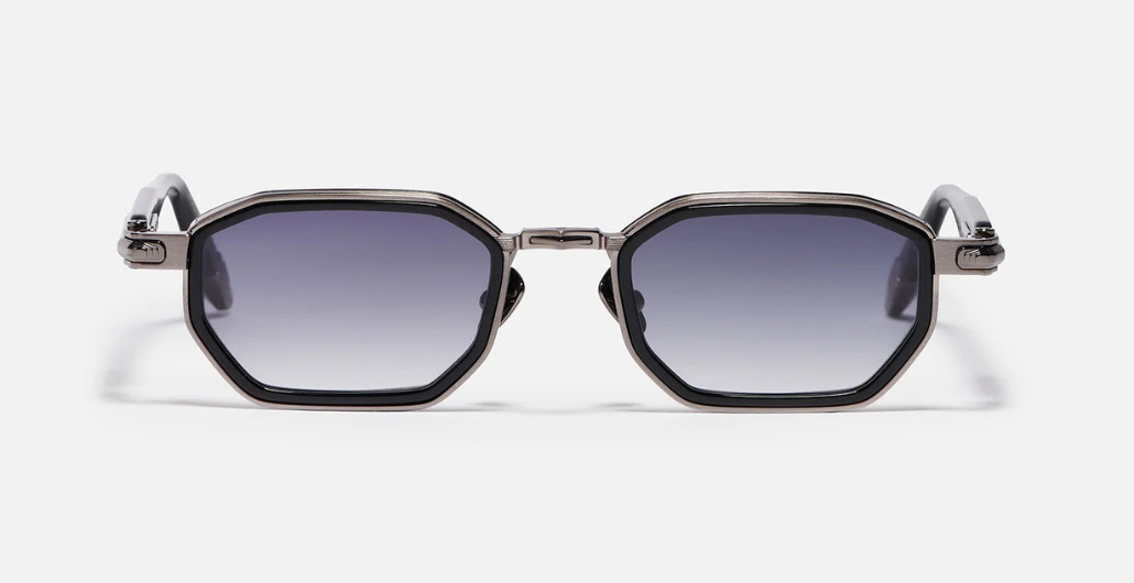 John Dalia Axel | C420 - Luxussonnenbrille mit schwarzem Rahmen und blauen Gläsern.