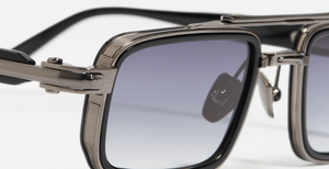 John Dalia Dane | C420 - Luxussonnenbrille mit schwarzem Rahmen und blauen Gläsern.