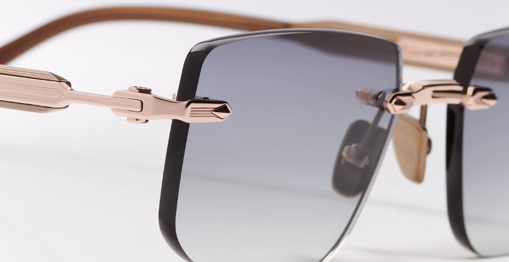 John Dalia R04 | C440 - Luxussonnenbrille mit roségoldenem Rahmen und grauen Gläsern.