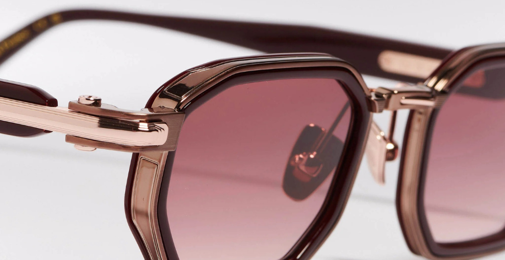 John Dalia Axel | C460 - Luxussonnenbrille mit roségoldenem Rahmen und roten Gläsern.