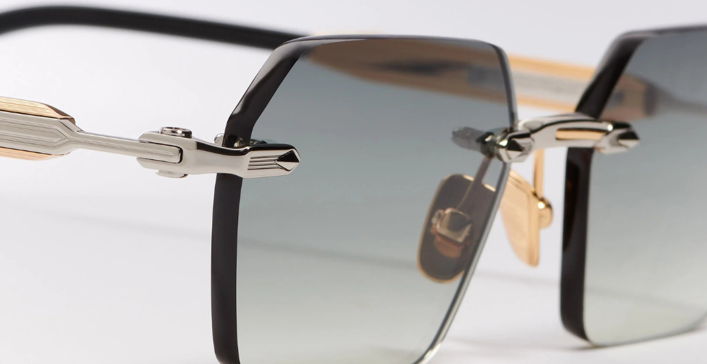 John Dalia R03 | C409 - Luxussonnenbrille mit schwarzem Rahmen und grünen Gläsern.