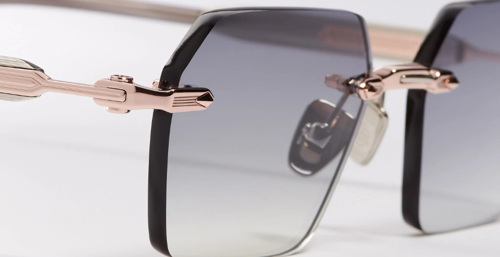 John Dalia R03 | C440 - Luxussonnenbrille mit Roségold Rahmen und grauen Gläsern.
