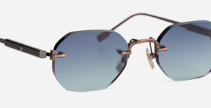 Nahaufnahme der polygonalen Gläser in blau-türkisem Verlauf mit bronzefarbenem Nasensteg und feinen Bügeln