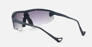district vision junya racer paf off-black schwarze sportsonnenbrille mit grauen verlaufsgläsern