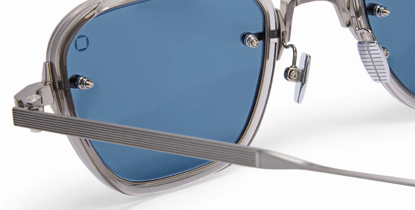 akoni jura crystal grey eckige sonnenbrille in grau und silber mit blauen gläsern