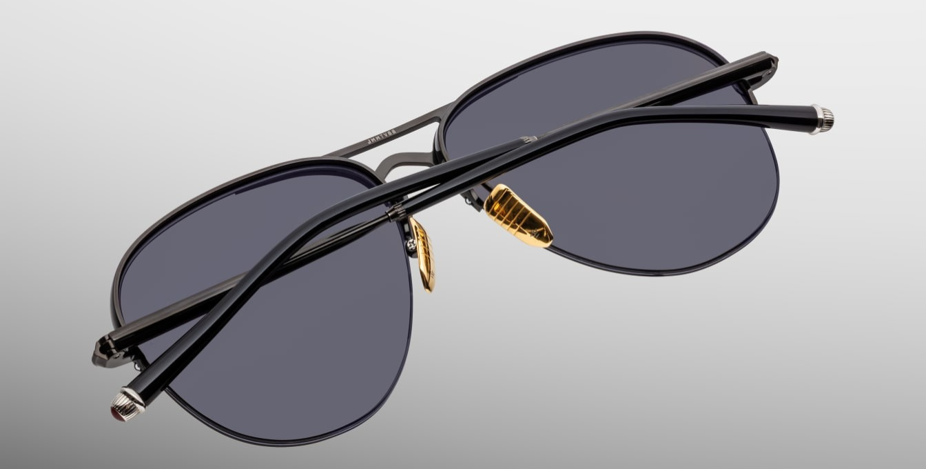 jacques marie mage amelia black, pilotensonnenbrille in schwarz mit dunkel grauen gläsern