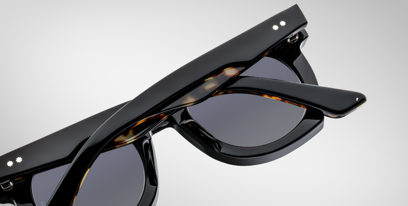 jacques marie mage ava noir 11 eckige sonnenbrille in schwarz aus acetat mit schwarzen gläsern