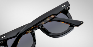 jacques marie mage ava noir 11 eckige sonnenbrille in schwarz aus acetat mit schwarzen gläsern