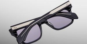 jacques marie mage torino hudson eckige sonnenbrille in einem dunklen blaue mit violetten gläsern
