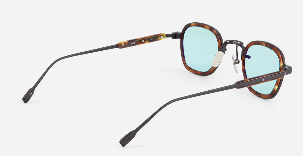 sato rigel b/t-1 eckige sonnenbrille aus titan und acetat in matt schwarz und havana mit hellblauen gläsern und einer leichten verspiegelung
