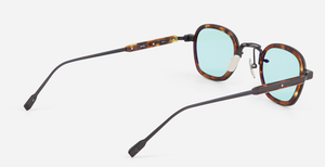 sato rigel b/t-1 eckige sonnenbrille aus titan und acetat in matt schwarz und havana mit hellblauen gläsern und einer leichten verspiegelung