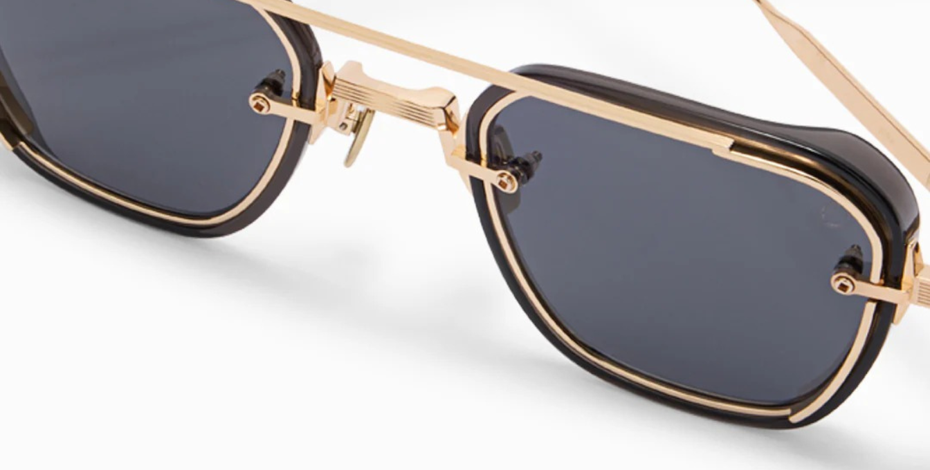 akoni jura crystal black ckige sonnenbrille in schwarz und gold mit grauen gläsern